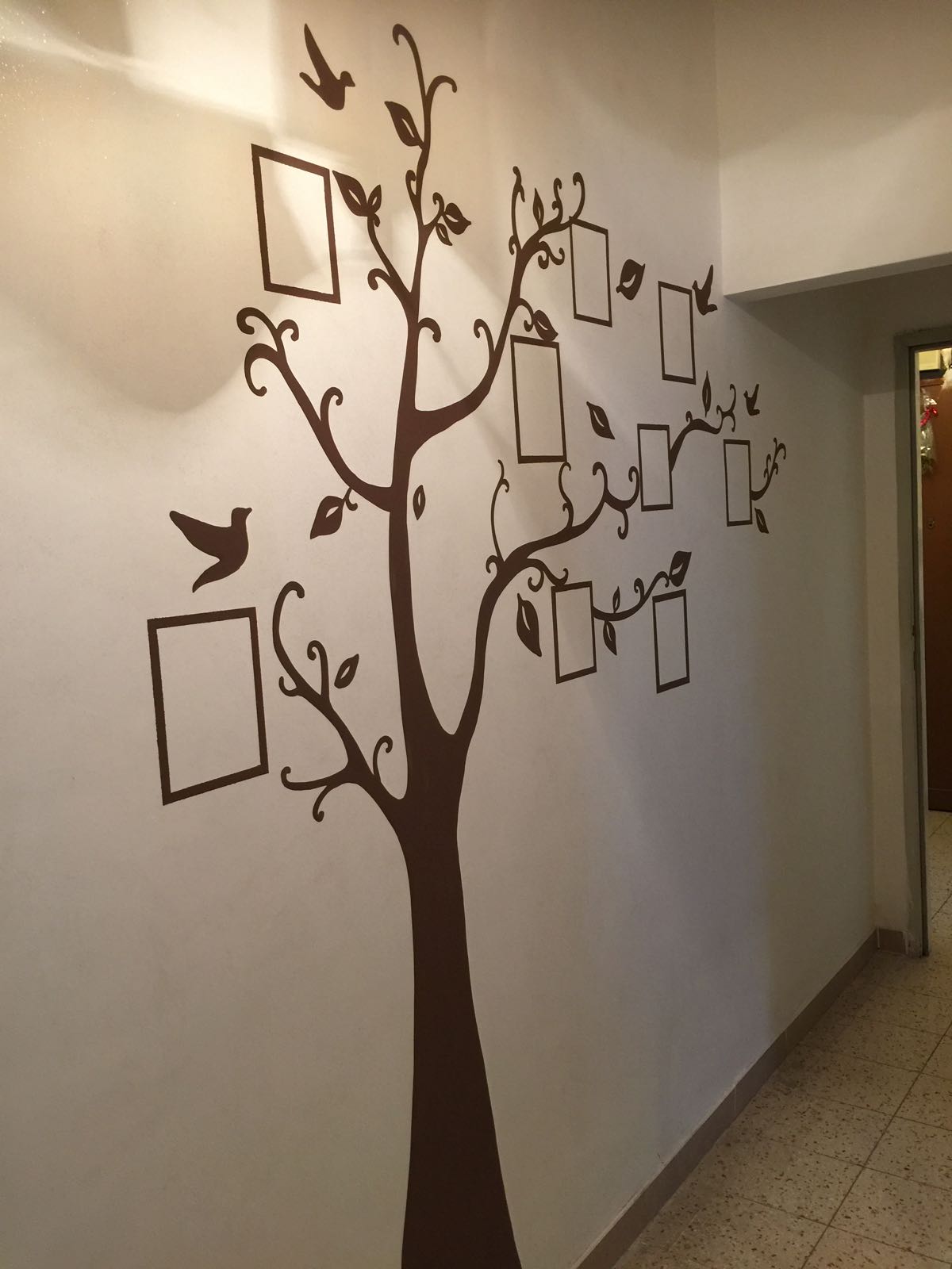 decorazione parete, decorazione di una parete con gli alberi delle foto